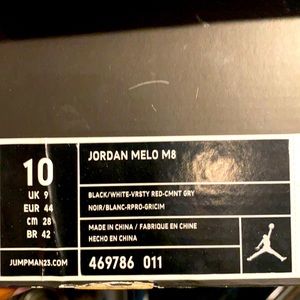 Jordan Melo M8 black/white-VRSTY RED- CMNT GRY